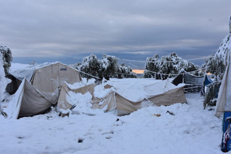 الثلوج في المخيمات