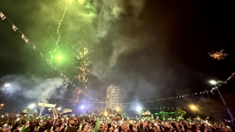 الآلاف في دير الزور يحيون الذكرى الـ 14 لانطلاق الثورة السورية