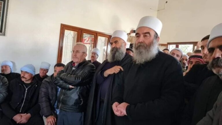 بالتزامن مع لقاء الشرع بوفد من السويداء.. الهجري يصعّد في كلمة أمام أنصاره