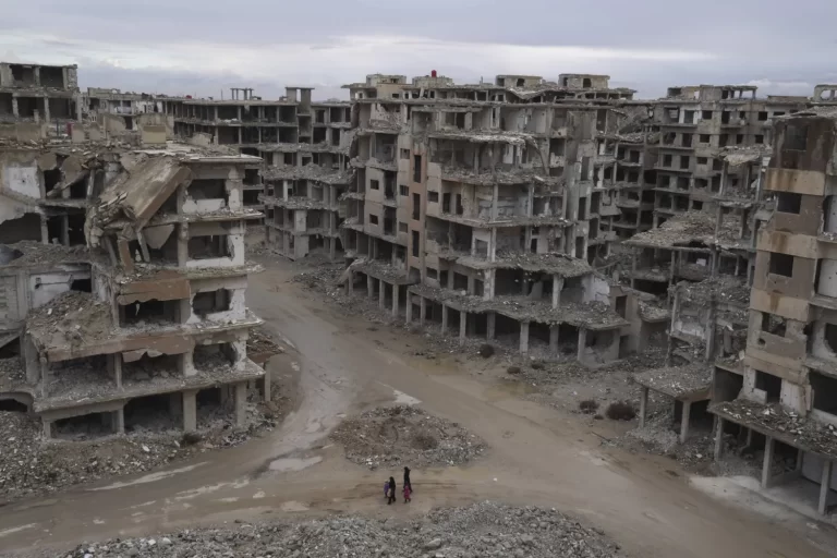 في قبضة الأمن العام... ثلاثة من أبرز قادة سلاح الطيران في عهد الأسد