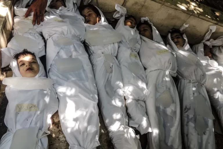 بدون الأسد.. السوريون يحيون الذكرى الـ12 لمجزرة الكيماوي في الغوطة