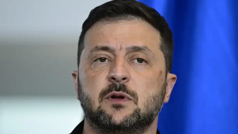 زيلينسكي يتمسك بسلام عادل.. ولافروف ينتقده يعاند ويشترط