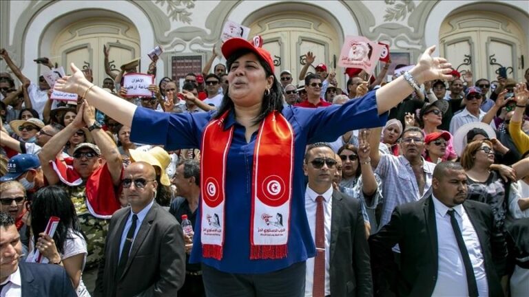 مئات التونسيات يتظاهرن للإفراج عن رئيسة الحزب الدستوري الحر
