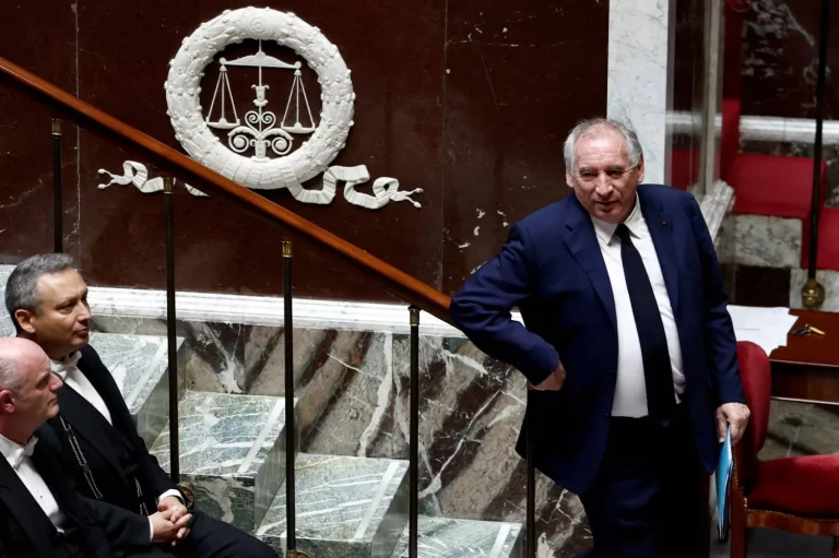 البرلمان الفرنسي يصوّت بحجب الثقة عن الحكومة