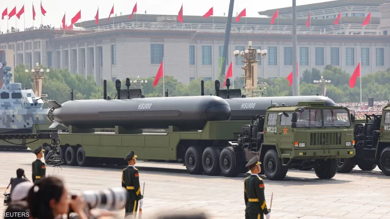 الصين تستعرض قوتها العسكرية على وقع «ولادة نظام جديد»