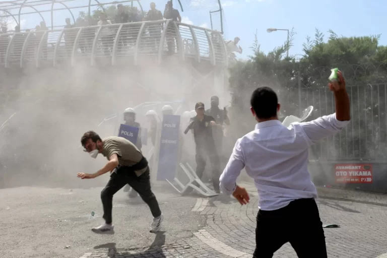 تركيا حرب شوارع في إسطنبول بين الشرطة وأنصار الشعب الجمهوري