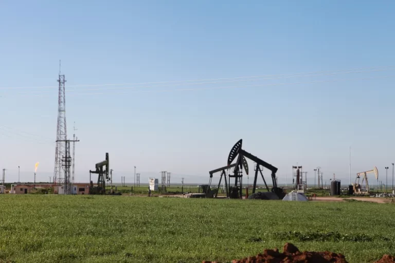 سوريا تصدر أول شحنة نفط خام منذ 14 عاماً