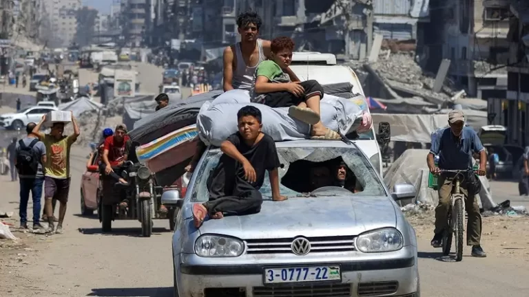 صحيفة تكشف ملامح خطة ترامب لغزة.. إعادة توطين سكانها بالكامل