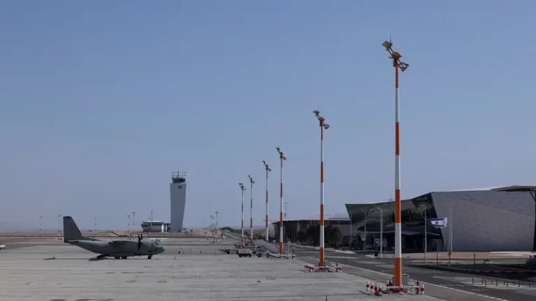 مسيّرة حوثية تضرب مطار رامون جنوب إسرائيل وإغلاق المجال الجوي