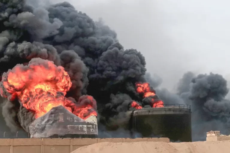 هجوم إسرائيلي على ميناء الحديدة بـ12 غارة تستهدف 3 أرصفة