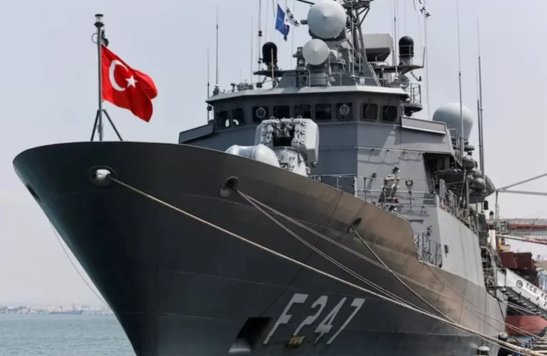 وفد من البحرية السورية يزور قيادة الأسطول التركي