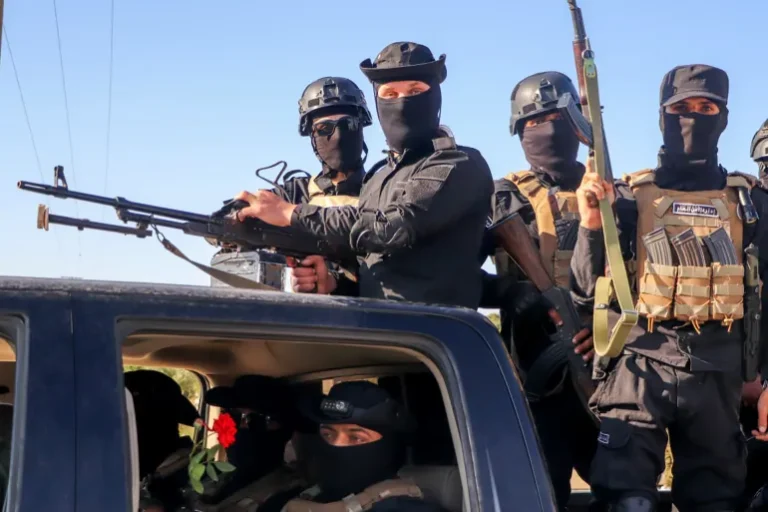 الأمن السوري يحاصر مجموعة مسلحة في مخيم بريف إدلب