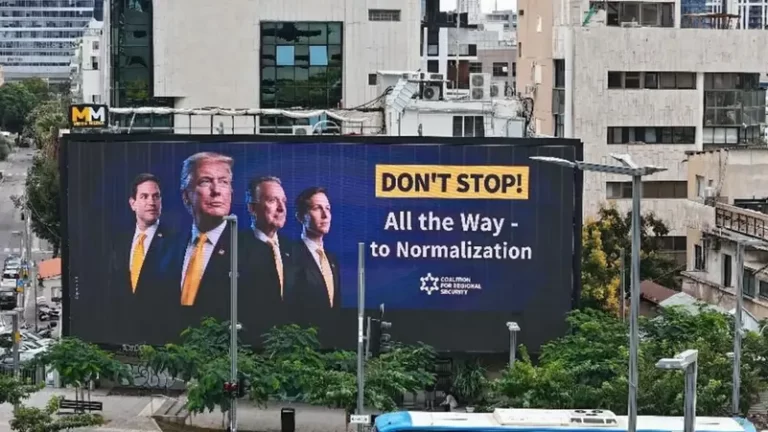 لافتات بدون صور نتنياهو تدعو إلى السلام بشوارع تل أبيب والقدس