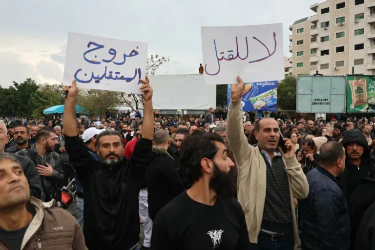 احتجاجات في سوريا تطالب بالإفراج عن متهمين بارتكاب جرائم في عهد الأسد