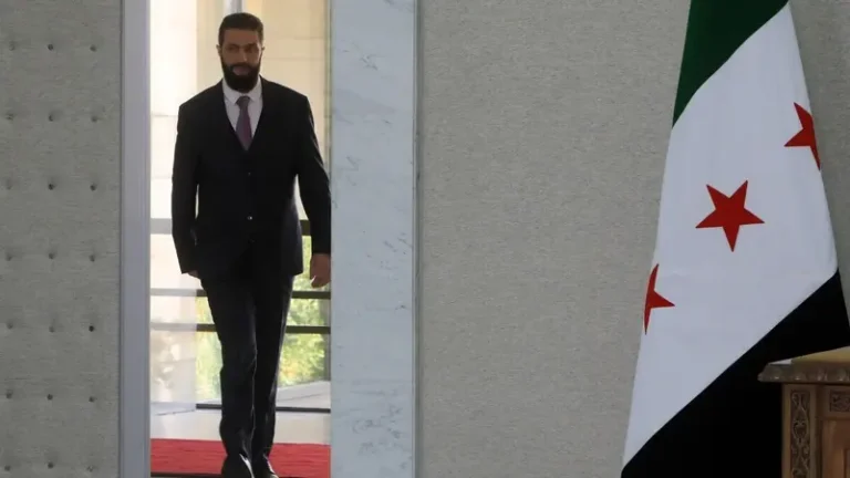 الاتحاد الأوروبي يعتزم رفع العقوبات عن الشرع.. في أقرب وقت