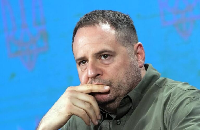 بعد فضيحة الفساد المدوية.. زيلينسكي منذ لحظات رئيس مكتبي قدم استقالته!