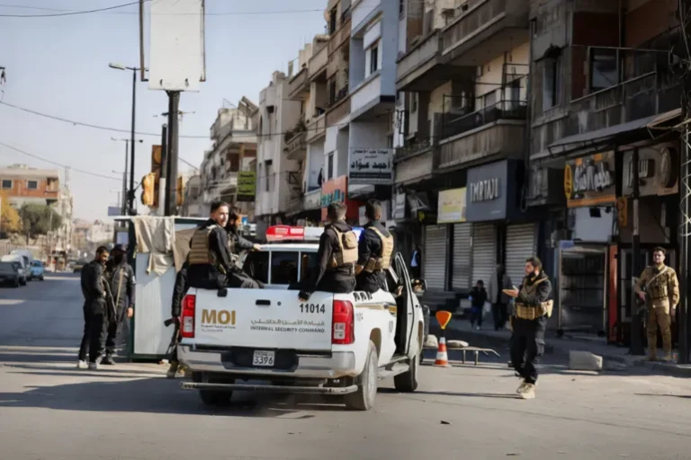 حظر تجوال في حمص إثر مقتل رجل وزوجته وكتابة عبارات طائفية