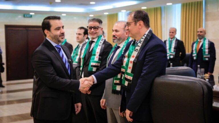 سفراء وقناصل وموظفون.. الخارجية السورية تعيد 19 دبلوماسياً منشقاً إلى العمل