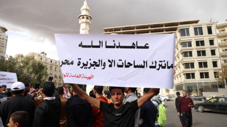 قسد تدعو دمشق لوقف المظاهرات المناهضة لها وتهدد بالرد