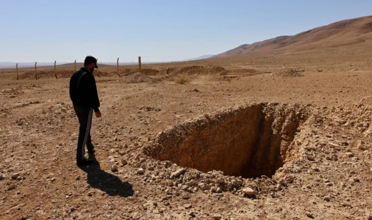 سوريا تفتح تحقيقاً بشأن مقبرة جماعية تعود لعهد الأسد