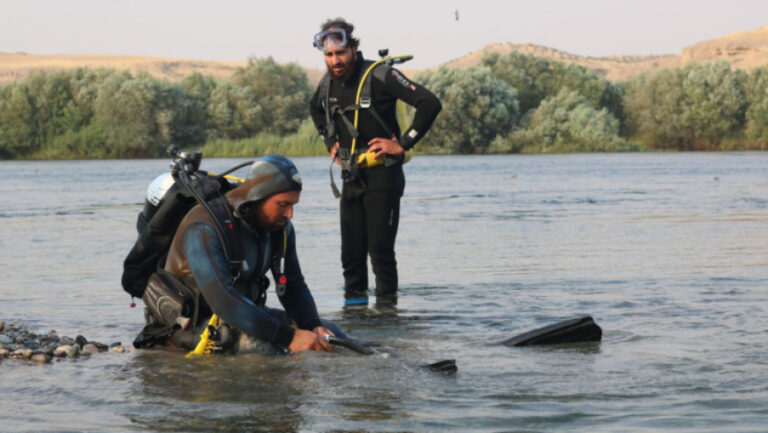مكبّلة ومُثقّلة بالأحجار… العثور على جثة امرأة في نهر الفرات بدير الزور