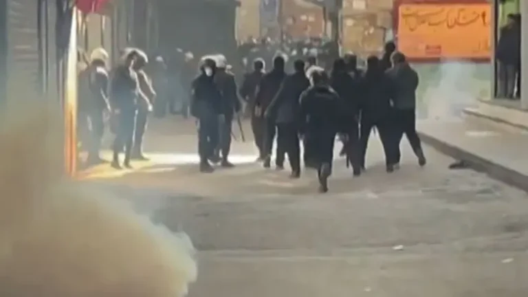 اتساع احتجاجات إيران.. وسقوط قتيلين في اشتباكات مع الأمن