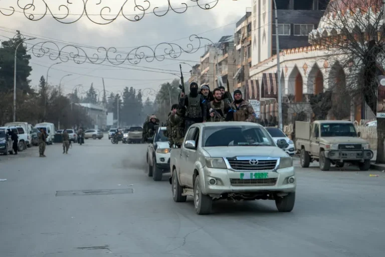 الجيش السوري يستنفر شرق حلب والأمن يضبط مستودعات أسلحة لقسد