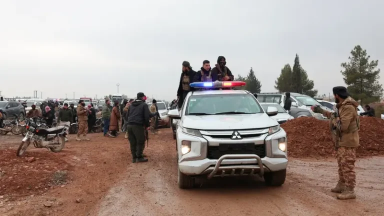 قوات الجيش السوري تدخل مدينة الرقة بعد السيطرة على طريق استراتيجي