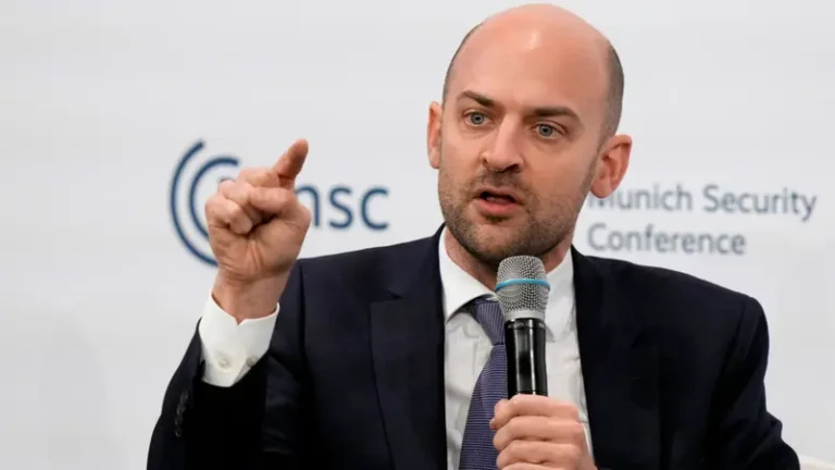 فرنسا على إيران تقديم «تنازلات كبرى» لتفادي ضربات أميركية